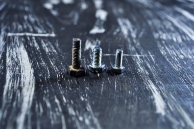 Fındık tahta bir masanın üzerinde yatan tamir için. Demir fındık ve vidalar f