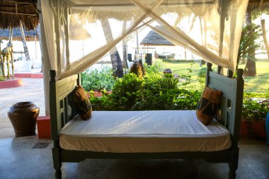 Plaj şezlong ve günbatımı huzur için bir yer. Bir güze