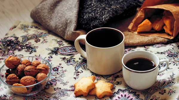 Caffè e deliziosi dolci per la colazione al mattino. Frutta secca — Foto Stock