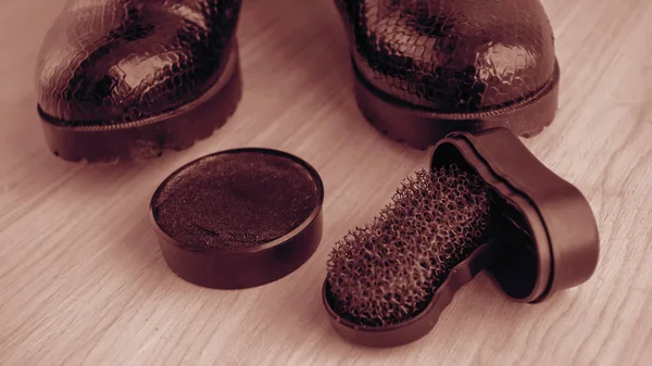 Boty a čistící krém na podlaze. Čisté boty pro pěší. — Stock fotografie