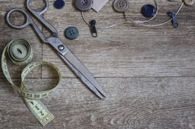 Makas ve ahşap arka plan üzerinde düğmeleri