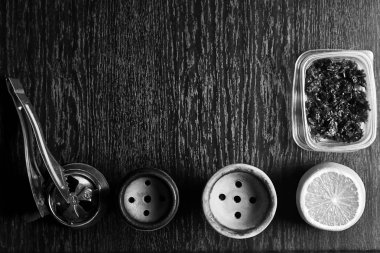 Nargile aksesuarları masanın üzerinde. Sigara Shisha. Enviro rahatlatıcı