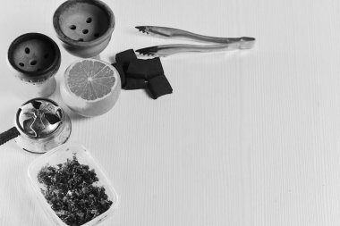 Nargile aksesuarları masanın üzerinde. Sigara Shisha. Enviro rahatlatıcı