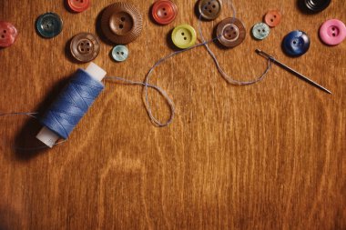 Öğeleri nakış makas ve düğmeleri