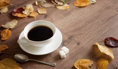 Ahşap masa kahve nesnelerde