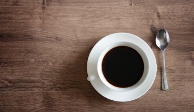 Ahşap masa kahve nesnelerde