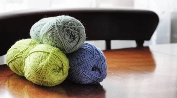 糸と編み針、部屋のテーブルの上 — ストック写真