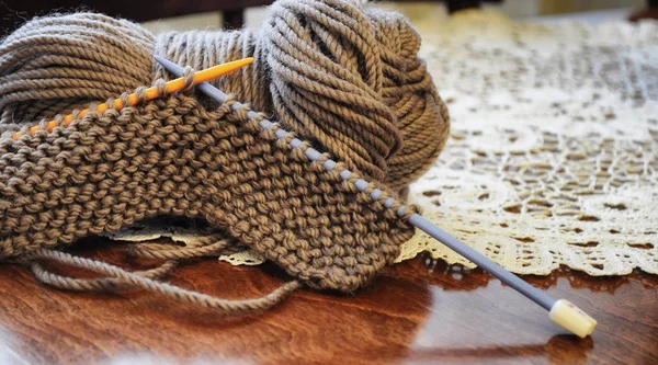 Fils et aiguilles à tricoter sur la table dans la pièce — Photo