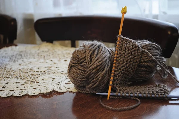 Bouquets de fils et aiguilles à tricoter sur la table — Photo