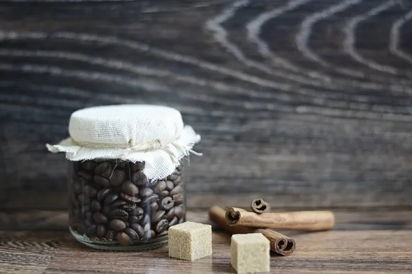 Grains de café sur une table en bois — Photo