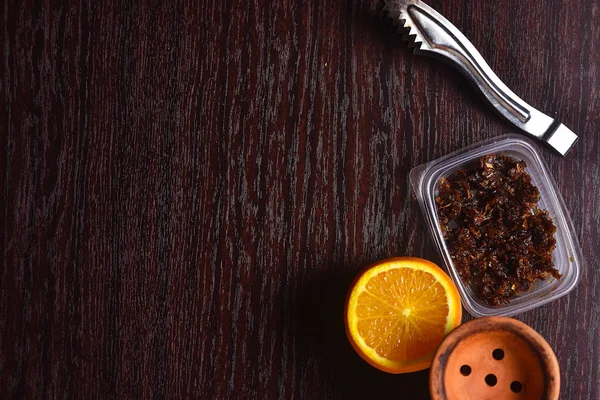 Waterpijp accessoires op de tafel. Roken Shisha. Ontspannen enviro — Stockfoto