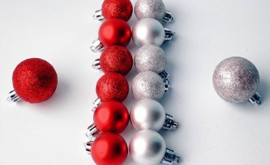 Beyaz bir arka plan üzerinde Noel ağacı oyuncaklar. Noel süsleri