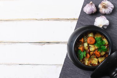 toprak kap mantarlı patates. Ormandan gelen mantar