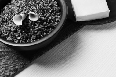 buğday lapası table.buckwheat yulaf lapası tablo üzerinde.