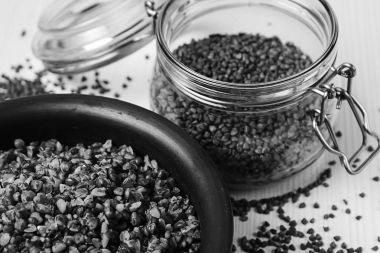 buğday lapası table.buckwheat yulaf lapası tablo üzerinde.