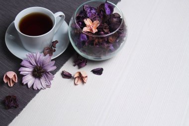 masaya çiçek çay. Hızlı bir aperatif. İyi bir ruh halinde. FL