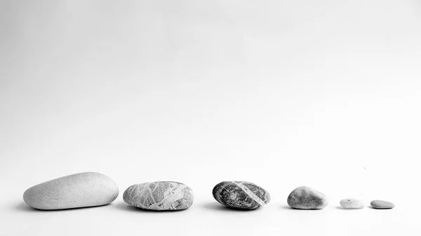 Balance de piedras. Piedras para tratamientos de spa sobre fondo blanco — Foto de Stock