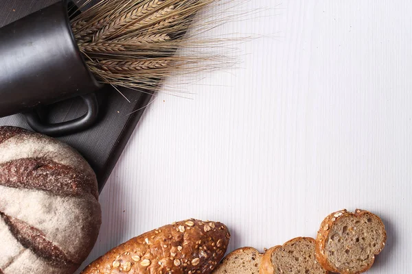 Pan recién horneado con espigas de trigo. Trigo amarillo. El desayuno es — Foto de Stock