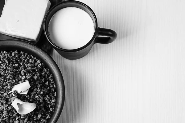 Boekweit PAP op de pap table.buckwheat op tafel. — Stockfoto