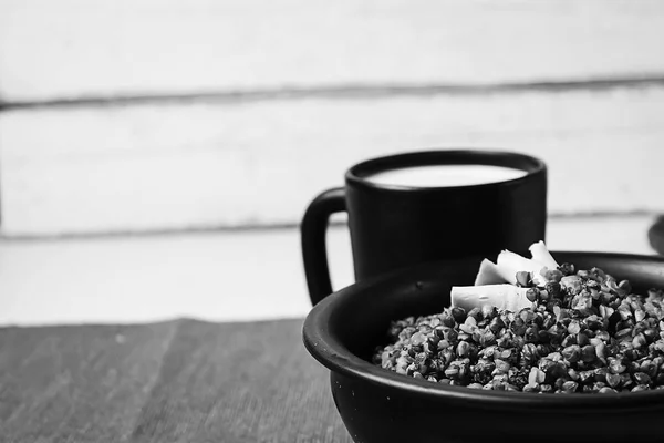 餐桌上的荞麦粥. 荞麦粥在桌上. — 图库照片