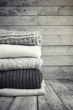 Örme kazak ve ahşap arka plan yapraklarda