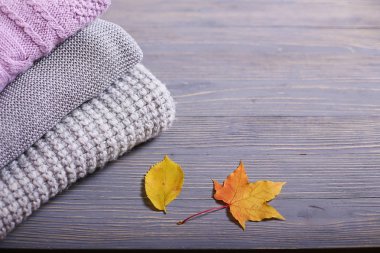 Sonbahar Aksesuar örgü kazak ve yaprakları