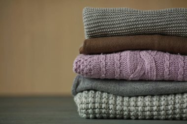 Sonbahar Aksesuar örgü kazak ve yaprakları