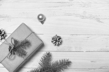 Noel ağacı ve nesneleri Beyaz ahşap zemin üzerinde