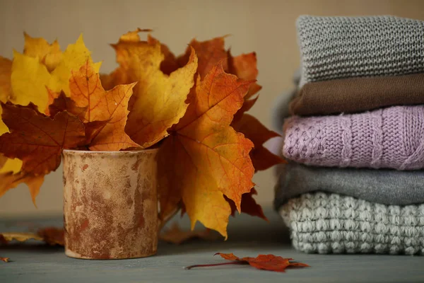 Осенние аксессуары вязаные свитера и листья — стоковое фото
