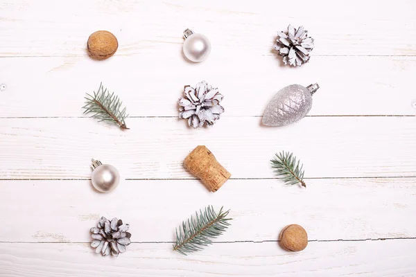 Decorazioni e Albero di Natale su sfondo bianco in legno — Foto Stock