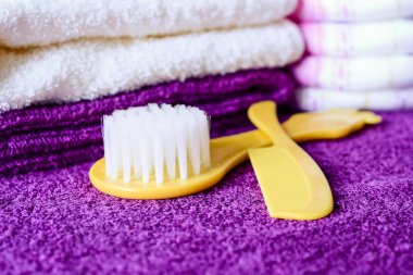 Masanın üzerinde yatan havlu ve tuvalet malzemeleri. Sabun ve krem için yapıldı.