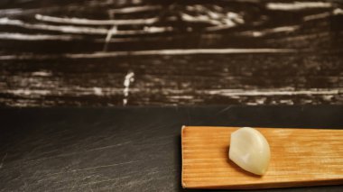 Masanın üzerine sarımsak karanfil bileşimi. Sağlıklı beslenme.