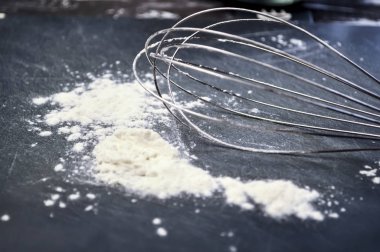 Un ve gıda pişirme ve kadınlar için pişirme çırpma teli. Kadın