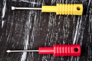 Masanın üzerinde yatan onarmak için tornavida. Mens ev işi. Düzeltme