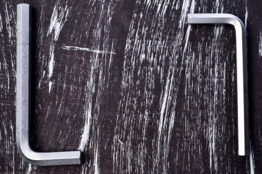 Altıgen masanın üzerinde yatan onarım çalışmaları için. Tamir araçları