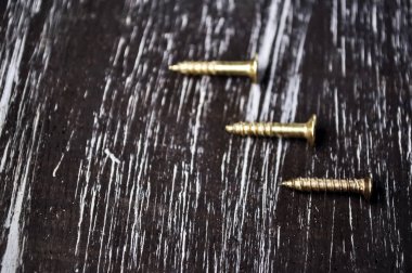 Masanın üzerinde yatan onarmak için vidayı. Mens ev işi. Da tamir