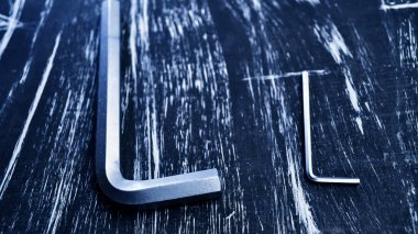 Altıgen masanın üzerinde yatan onarım çalışmaları için. Tamir araçları