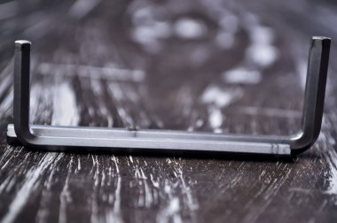 Altıgen masanın üzerinde yatan onarım çalışmaları için. Tamir araçları