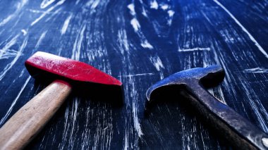 Tahta bir masanın üzerinde yatan onarmak için çekiç. Mens ev işi. Çalışırdı