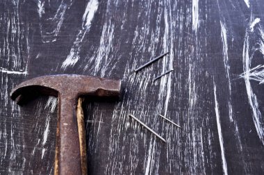 Tahta bir masanın üzerinde yatan onarmak için çekiç. Mens ev işi. Çalışırdı