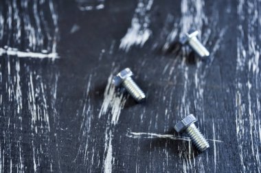 Fındık tahta bir masanın üzerinde yatan tamir için. Demir fındık ve vidalar f
