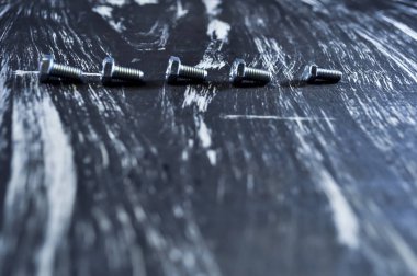 Fındık tahta bir masanın üzerinde yatan tamir için. Demir fındık ve vidalar f