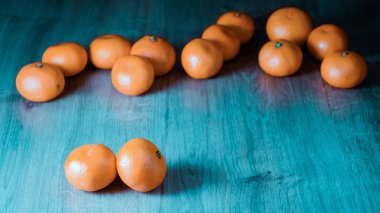 Masanın üzerine taze mandalina bir kompozisyon öğleden sonra