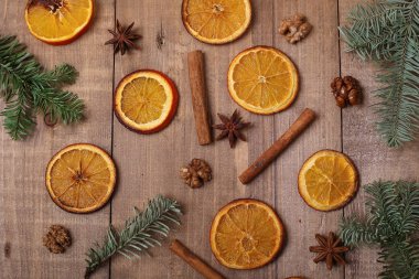 Masanın üzerinde yatan Portakal dilim kuru. Dekoratif süs. C