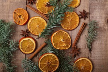 Masanın üzerinde yatan Portakal dilim kuru. Dekoratif süs. C