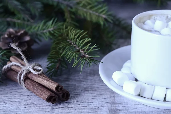 Café con malvaviscos en el árbol de Navidad. El calentamiento festivo —  Fotos de Stock