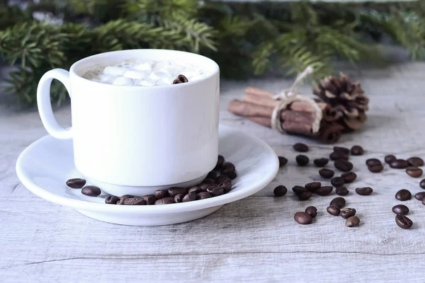 Café con malvaviscos en el árbol de Navidad. El calentamiento festivo —  Fotos de Stock