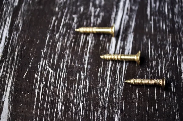 Masanın üzerinde yatan onarmak için vidayı. Mens ev işi. Da tamir