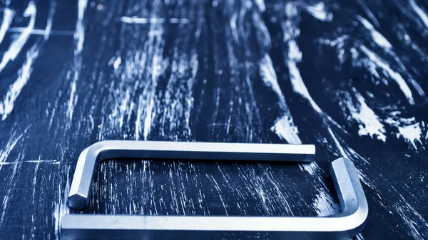 Altıgen masanın üzerinde yatan onarım çalışmaları için. Tamir araçları