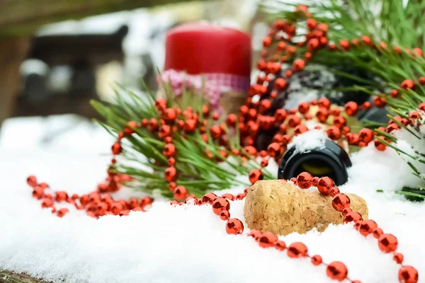 Szampana i Świąteczne ozdoby na śniegu. Holiday decorat — Zdjęcie stockowe